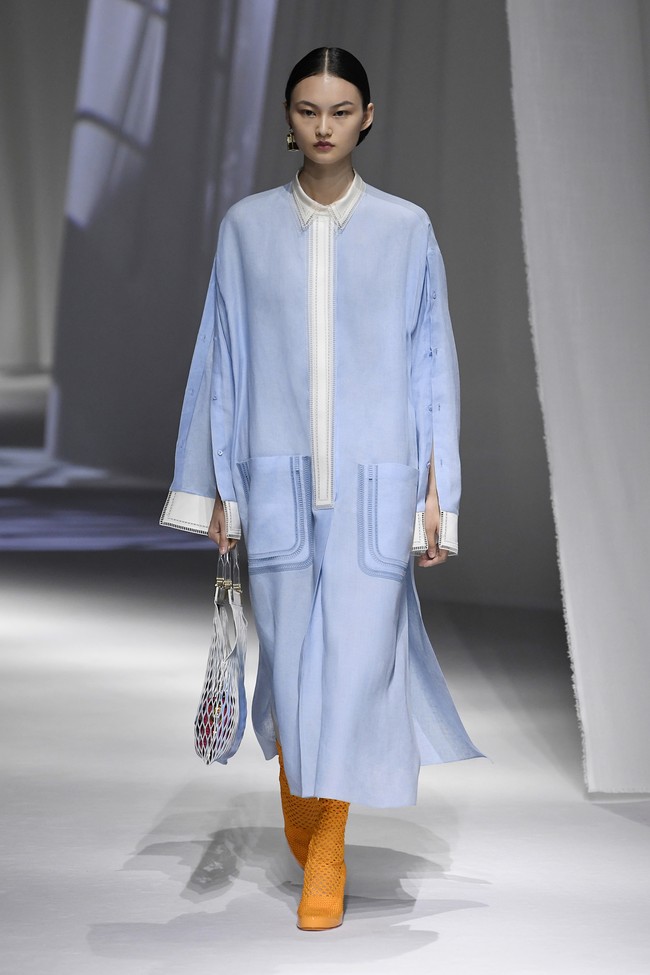 Model memeragakan koleksi terbaru Fendi Spring-Summer 2021 di Milan Fashion Week,  Milan, Italia, Rabu (23/9/2020). (Foto: Dok. Fendi)