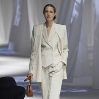 Model memeragakan koleksi terbaru Fendi Spring-Summer 2021 di Milan Fashion Week,  Milan, Italia, Rabu (23/9/2020). (Foto: Dok. Fendi)