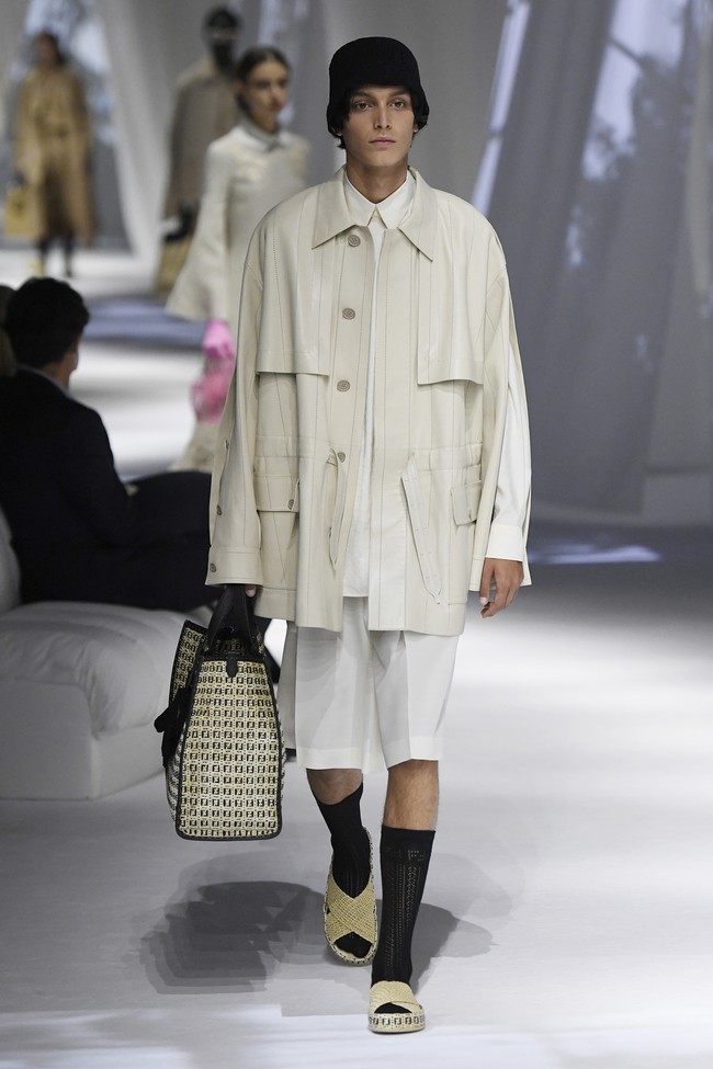 Model memeragakan koleksi terbaru Fendi Spring-Summer 2021 di Milan Fashion Week,  Milan, Italia, Rabu (23/9/2020). (Foto: Dok. Fendi)