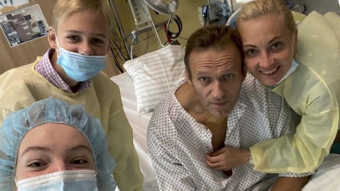 Usai menjalani perawatan selama sebulan akibat diracun, kondisi kondisi pemimpin oposisi Rusia Alexey Navalny membaik. Navalny bisa keluar dari RS Charite, Berlin, Jerman.