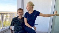 Alexei Navalny berfoto bersama istrinya Yulia di rumah sakit di Berlin, Jerman. Navalny diracun pada 20 Agustus, ketika dia sedang dalam penerbangan dari Siberia menuju Rusia. Navalny Instagram via AP.