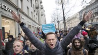 Ini foto saat Alexei Navalny memimpin unjuk rasa di Moscow, Rusia 28 Januari 2018. AP Photo/Evgeny Feldman, File.