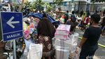 Pedagang Pasar Cempaka Putih  Evakuasi Barang Dagangan