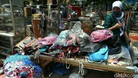 Barang dagangan ini dievakuasi ke luar pasar.