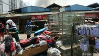 Ada beras, mesin parut kelapa, telur, gelas plastik, sayuran, timbangan, dan barang dagangan lainnya.
