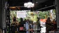 Kertas segel ditempelkan di setiap pintu masuk tempat usaha yang melanggar PSBB.