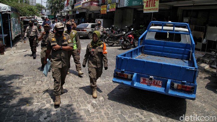 Sejumlah tempat usaha di Sunter, Jakarta Utara, disegel petugas gabungan, Kamis (23/9/2020). Penyegelan dilakukan karena melanggar PSBB.
