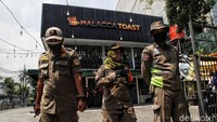 Sidak ini dilakukan di tempat usaha seperti restoran, barbershop hingga gerai handphone. 