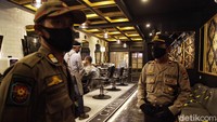 Sidak juga dilakukan di salah satu barbershop di Sunter, Jakarta Utara.