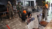 Para pelaku usaha yang kedapatan melanggar PSBB akan dikenakan sanksi berupa penutupan minimal 3 hari.