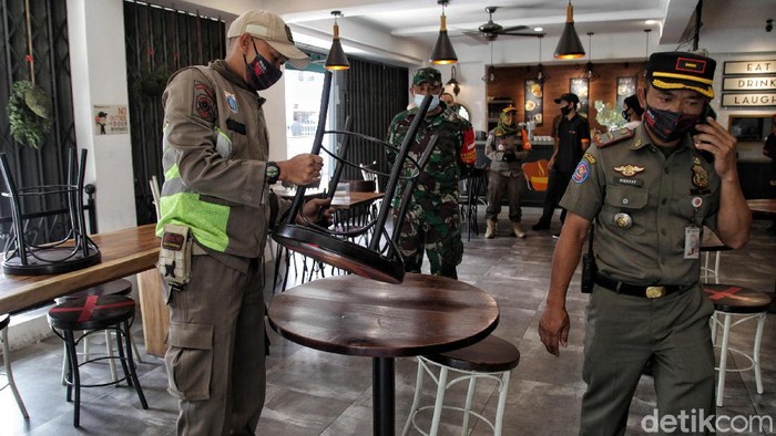 Sejumlah tempat usaha di Sunter, Jakarta Utara, disegel petugas gabungan, Kamis (23/9/2020). Penyegelan dilakukan karena melanggar PSBB.