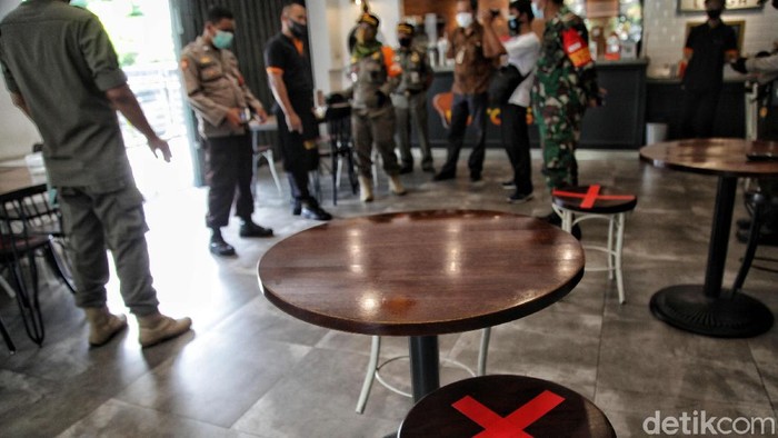 Sejumlah tempat usaha di Sunter, Jakarta Utara, disegel petugas gabungan, Kamis (23/9/2020). Penyegelan dilakukan karena melanggar PSBB.