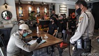 Petugas gabungan juga mendata para pelaku usaha yang melanggar PSBB.