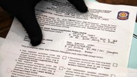 Petugas memberikan surat teguran kepada pelaku usaha yang melanggar PSBB.