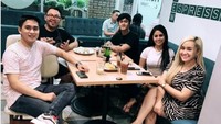 Nongkrong di kafe bernama MOKKA, begini serunya Lia saat menikmati segelas minuman cokelat yang manis segar. Foto: Instagram @lia3srigala
