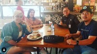 Lagi-lagi momen Lia makan di restoran diabadikan. Kali ini Lia pergi dengan rekan kerjanya. Foto: Instagram @lia3srigala