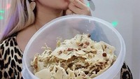 Lia juga suka sekali dengan peyek. Nih momennya saat  ngemil setoples sedang peyek kacang tanah. Foto: Instagram @lia3srigala