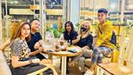 Lia Ladysta Saat Ngemil Peyek hingga Nongkrong di Kafe