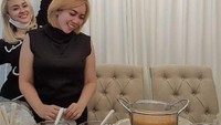 Bersama sahabatnya, Lia membagikan momen makan-makan. Ada satu panci sup dan makanan lainnya. Foto: Instagram @lia3srigala