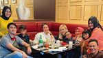 Lia Ladysta Saat Ngemil Peyek hingga Nongkrong di Kafe