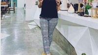 Salah satu personel 3 Srigala ini juga punya banyak momen kulineran. Ini salah satunya, saat Lia menikmati minuman di kafe cantik. Foto: Instagram @lia3srigala