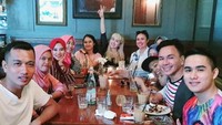 Momen makan bersama di restoran lainnya yang diabadikan Lia. Ia datang dengan 12 rekannya dan asyik menikmati beragam minuman. Foto: Instagram @lia3srigala