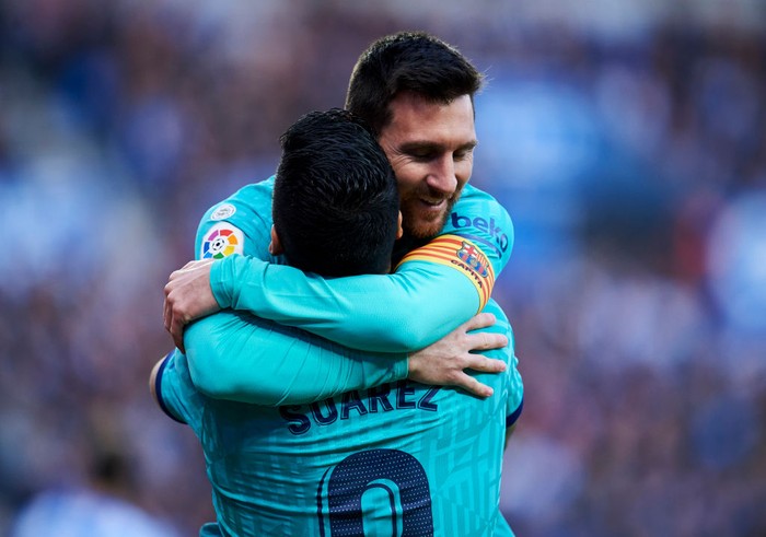 BARCELONA, SPAIN - MAY 06:  Lionel Messi of FC Barcelona celebrates with his team mate Luis Suarez after scoring his teams second goal during the La Liga match between Barcelona and Real Madrid at Camp Nou on May 6, 2018 in Barcelona, Spain.  (Photo by David Ramos/Getty Images)