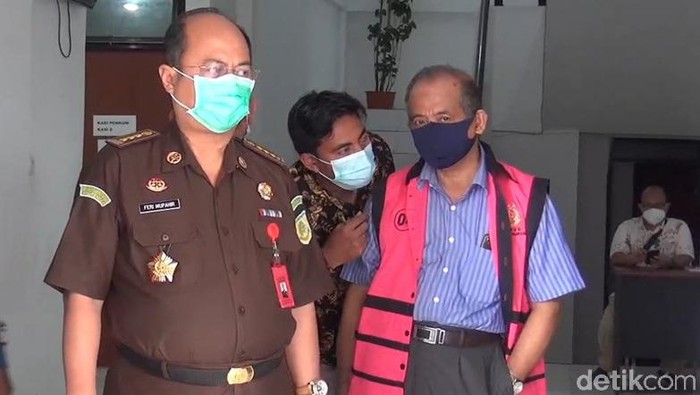 Mantan Kadis PU Sulbar ditahan karena proyek jalan di Majene rugi 1,4 M.
