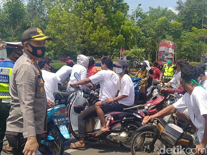 Massa pendukung paslon Pilkada Kabupaten Pekalongan geber-geber motor di dekat KPU, dihalau polisi, Kamis (24/9/2020).