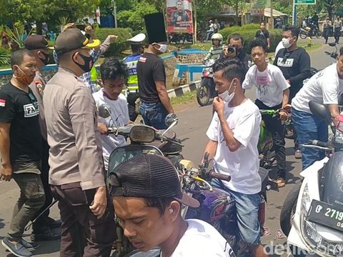 Massa pendukung paslon Pilkada Kabupaten Pekalongan geber-geber motor di dekat KPU, dihalau polisi, Kamis (24/9/2020).