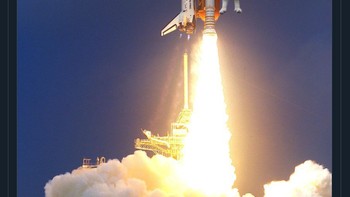 Dengan tubuhnya yang memanjang hingga 65 cm ketika diangkat, kucing ini kerap dijadikan sebagai bahan meme yang lucu.  Foto: Twitter