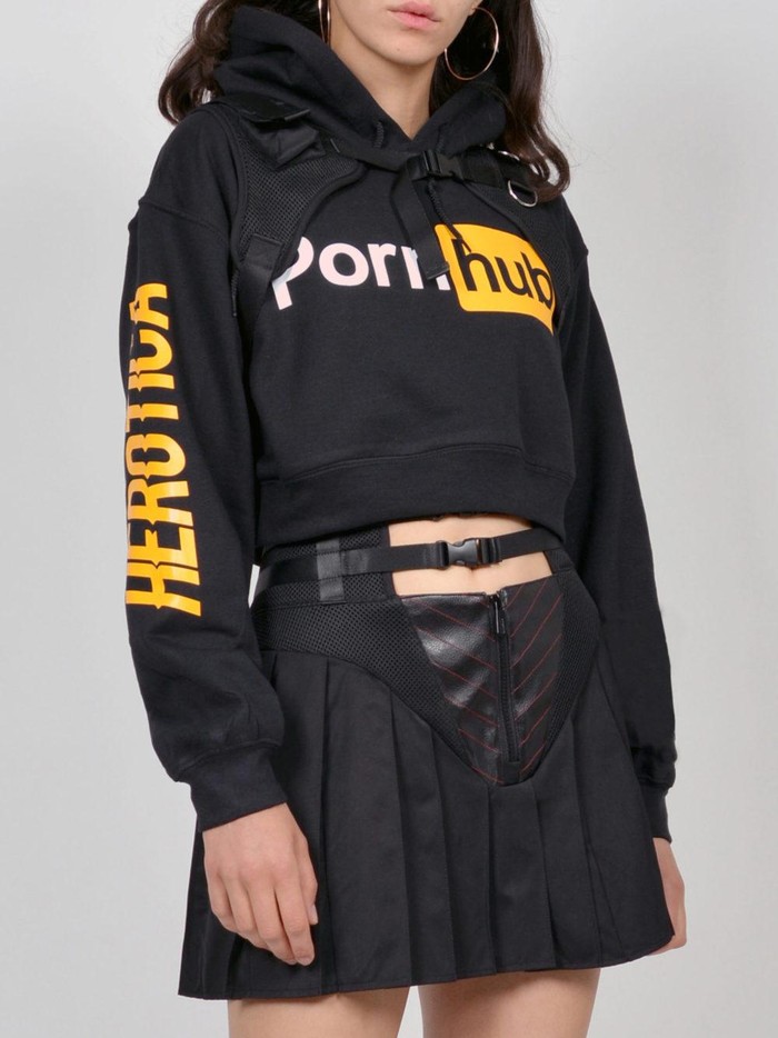 Namilia berkolaborasi dengan PornHub rilis koleksi busana bergaya sporty.