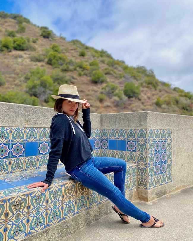 Nikole berusaha sekuat mungkin untuk menyembunyikan identitasnya. Ia khawatir, bila terungkap, gereja dan jemaatnya akan mengucilkannya. Merasa menjalani hidup dengan identitas ganda rupanya membuat Nikole sangat tertekan. Ia lantas memutuskan untuk menjadi diri sendiri sebagaimana adanya. (Foto: Instagram/@mitchellnikole)