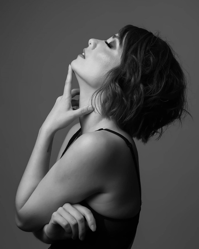 Di tengah profesi kepastorannya, Nikole sempat bergumul dengan orientasi seksualitasnya. Meski sudah bersuami, ia merasa dirinya sebagai seorang biseksual. Kesadaran itu muncul saat menyaksikan sebuah teater yang digelar oleh komunitas LGBT pada 2016. Aku seperti, Astaga, rasanya aku bukan heteroseksual dan itu mengguncang batinku, kenang Nikole. (Foto: Instagram/@mitchellnikole)