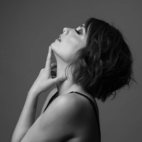 Di tengah profesi kepastorannya, Nikole sempat bergumul dengan orientasi seksualitasnya. Meski sudah bersuami, ia merasa dirinya sebagai seorang biseksual. Kesadaran itu muncul saat menyaksikan sebuah teater yang digelar oleh komunitas LGBT pada 2016. Aku seperti, Astaga, rasanya aku bukan heteroseksual dan itu mengguncang batinku, kenang Nikole. (Foto: Instagram/@mitchellnikole)