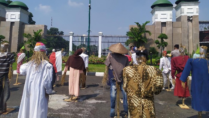Orang-orangan sawah ikut kelompok tani demo di depan Gedung DPR