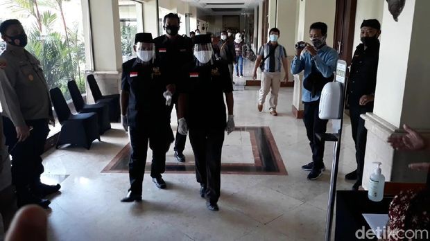 Pasangan Bajo menghadiri pengundian nomor urut Pilkada Solo