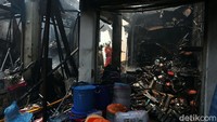 Hampir seluruh bangunan di Pasar Cempaka Putih sudah hangus terbakar. 