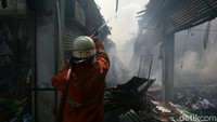120 petugas damkar sudah dikerahkan untuk memadamkan kobaran api di Pasar Cempaka Putih, Jakarta.