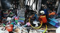 Sebagian barang dagangan di dalam pasar telah hangus terbakar.