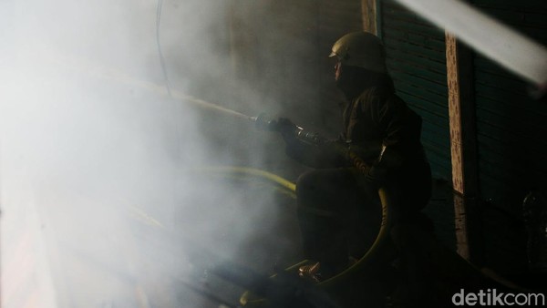 Potret Perjuangan Damkar Jinakkan Kebakaran Pasar Cempaka Putih