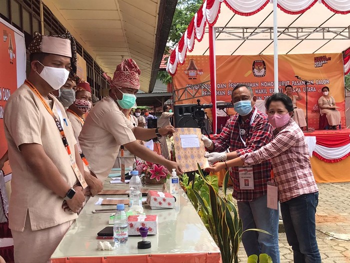 Komisi Pemilihan Umum Kabupaten (KPU) Toraja Utara mengadakan rapat pleno terbuka Pengundian Nomor Urut Pasangan Calon Bupati dan Calon Wakil Bupati Toraja Utara pada pelaksanaan Pilkada Desember 2020. Pasangan Kala’-Etha, yang mendapatkan No urut 3 mengenakan pakaian kotak-kotak ala Jokowi.
