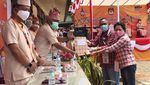 Paslon di Toraja Utara Kenakan Baju Kotak-kotak Ala Jokowi