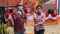 Baju kotak-kotak yang dikenakan oleh Kala’-Etha membuat pasangan ini menjadi eye catching dalam Rapat Pleno Terbuka dan menjadi ciri khas mereka dalam kontestasi pilkada di Toraja Utara.  Foto: dok. KPUD Toraja Utara