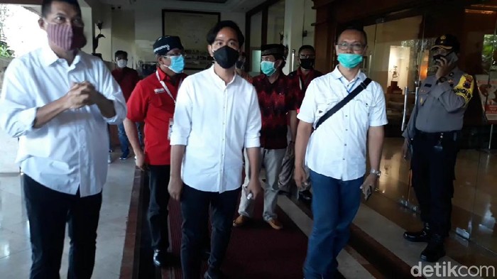 Paslon Gibran Rakabuming Raka-Teguh Prakosa menghadiri pengundian nomor urut Pilkada Solo 2020
