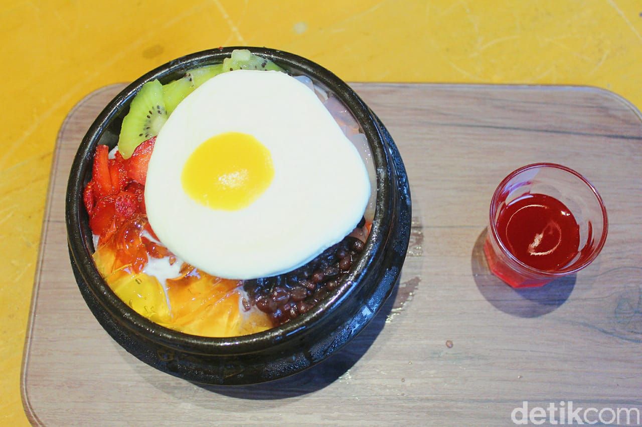 Sensasi Makan Patbingsoo Bentuk Bibimbap yang Manis Segar di Kafe