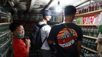 Ikan yang banyak diburu warga adalah ikan cupang.
