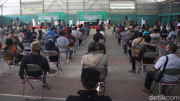 Sebanyak 733 pelanggar protokol kesehatan di Sidoarjo menjalani sidang Tipiring. Sidang digelar di GOR Tennis Indoor, Jalan Pahlawan.