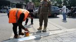 Bandel! Pelanggar Protokol Kesehatan Dihukum Ngecat Trotoar
