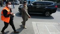 Mereka mengecat dengan pengawasan petugas gabungan Satpol PP, polisi, dan TNI.